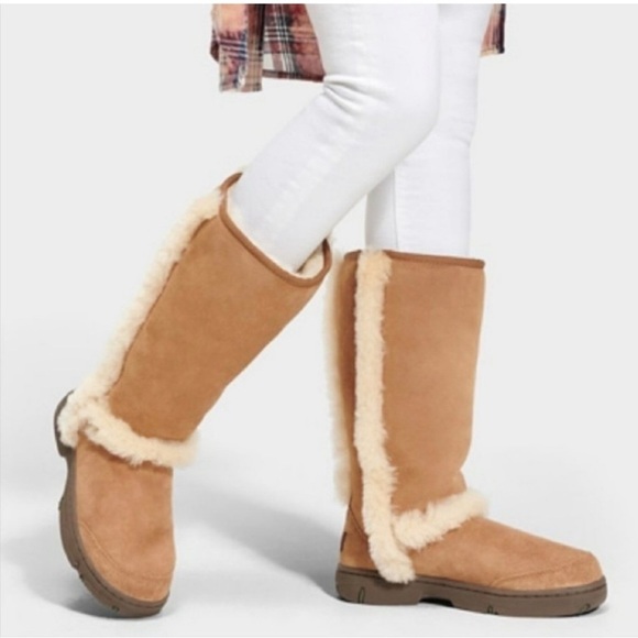 UGG SUNDANCE II TALL BOOTS (6) - Picture 1 of 10